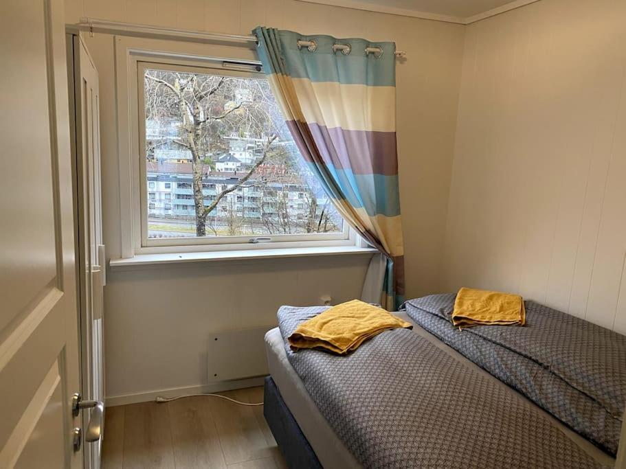 Lovely 2 Bedroom Apartmen With Free Parking Берген Екстериор снимка